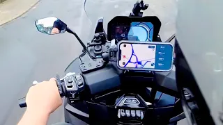 Smartphonehalterung auf dem Bremsflüssigkeitsausgleichsbehälter am Kymco CV3