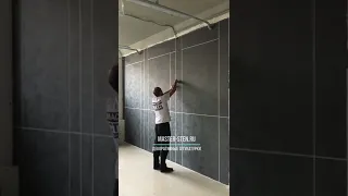 А что так можно было? #shorts Шелковая штукатурка линии скотчем. Акцентная стена. Accent wall diy