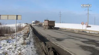 Метрові ями на дорогах Рівненщини нищать автівки