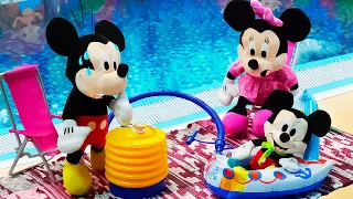 Un día en la piscina con los juguetes de Mickey Mouse. Vídeos para niños. Juguetes de peluche.