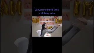 Dahyun surprising mina with a cake on her birthaday #TWICE #mina #minaday #dahyun #dubu