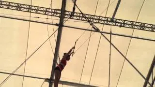 Flying trapeze cutaway catch