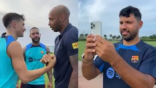 el kun agüero y Thierry Henry visitan el entrenamiento del Barcelona