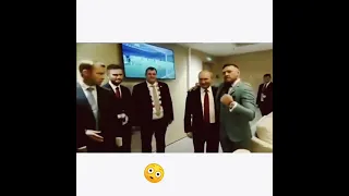 Конора заставили убрать руку от Путина🤣🤣🤣