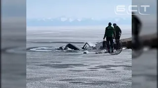 Грузовик на ходу провалился под лёд Байкала
