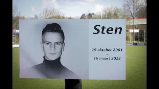 Informeel afscheid van 21 jarige voetbaltalent Sten op het sportpark van voetbalclub Nieuw-Buinen.