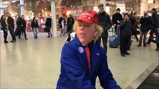 DONALD TRUMP PLAYS BOOGIE PIANO AT THE MALL