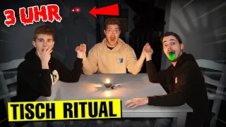 (GRUSELIG) SPIELE NIEMALS TISCH RITUAL um 3 UHR NACHTS CHALLENGE!! *er ist BESESSEN*