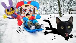 Pomni y Jax en la nieve! The amazing digital circus en la vida real con los gatitos Luna y Estrella