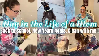 DAY IN THE LIFE OF A MOM | Back to School, New Years Goals, and Clean with me!