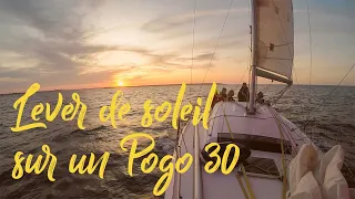 [Glénans] Lever de soleil sur un voilier Pogo 30