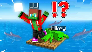 Morph JJ and Mikey survive on a desert island in Minecraft Challenge by Maizen