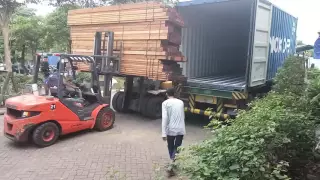 Loading timber container