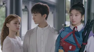 【速看EP03】心機女故意拉著霸總的胳膊挑釁灰姑娘，霸總看到灰姑娘一臉委屈立刻推開了身邊的心機女【舍我其谁 GO Into Your Heart】