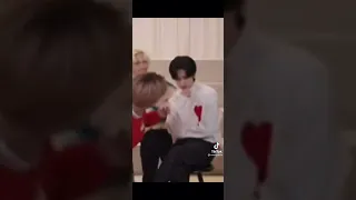 Felix are you trying to kiss Hyunjin? (Hyunlix new moment)