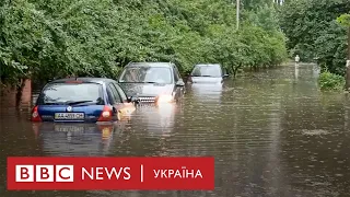 Злива у Києві: потоп у метро й авто у воді