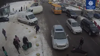 В центре Днепра мужчина с женщиной выскочили под колеса Honda: видео момента