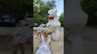 Дети прыгали от радости когда увидели его! Поздравление от белого медведя