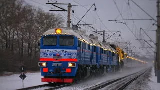 3М62У-0064 с П36-0120 и с Поездом Деда Мороза едет по перегону Обь - Новосибирск-Западный.