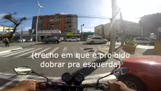 Tiozinho estancando a moto e Kombi fazendo barbeiragem.