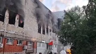 Огонь охватил 3 тысячи квадратных метров. Крупный пожар на складе в Петербурге
