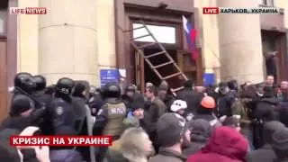 В Харькове водрузили российский флаг над администрацией 01.03.2014