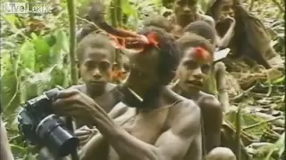 Племя первый раз видит белого человека. 1976 год.