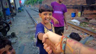 The Railroad Kids of Kolkata: Life in the slums of India 🇮🇳 (Meeting Slum Guru Moni Baba!)