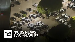 Police arrive to UCLA in force as hundreds of protesters remain in encampment