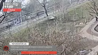 В Киеве на Березняках Volkswagen перевернулся и влетел в дерево: видео момента ДТП