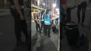 Musico callejero toca cumbia frente a los polis