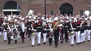 Marinierskapel der Koninklijke Marine vormt Massed Band met Band of HM Royal Maines. Opmars Finale