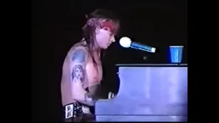 Guns N' Roses -  November Rain/Axl talking/Welcome To The jungle (Live in St. Louis-MO July 2, 1991)