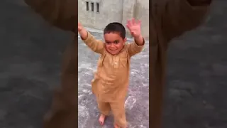 niño arabe bailando Viene la vaca!!!