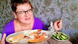 русский мукбанг/Яичница с ветчиной/обжор и разговоры на камеру/Mukbang not ASMR/