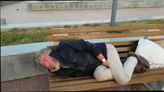 Бездомный  на Центральном вокзале Казани