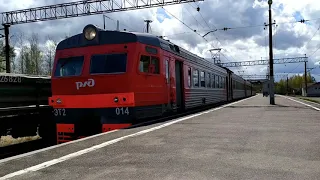 Электропоезд ЭТ2-014 на станции Калище.