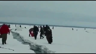 Лопнул  лёд, рыбаки спасаются бегством.