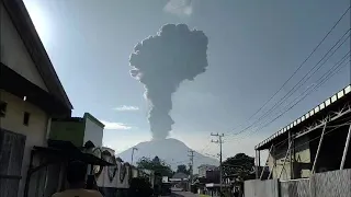 Cientos de evacuados por erupción volcánica en Indonesia | AFP