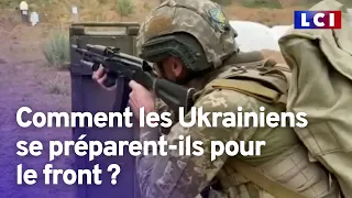 Comment les Ukrainiens se préparent-ils pour le front ? Nos reporters les ont suivis sur le terrain