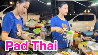 The Youngest Pad Thai Lady In Chiang Mai Cooks For 8 People In Just 8 Minutes 🇹🇭