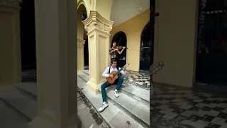 Un bálsamo para el alma: Chiquitita, dime por qué... 😍👉🏽Pablo Paz (requinto) y Lina Cadena (violín).