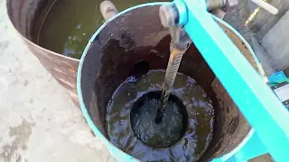 Закачиваем ручной насос без предварительной заливки воды.