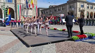 Il 2 Giugno a Bergamo: la danza dei ballerini del «Locatelli» in piazza Vittorio Veneto