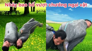 Ai sẽ là người chiến thắng trong cuộc thi nhảy bao bố vượt chướng ngại vật