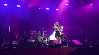 WILLOW Performs “curious/furious” BARRICADE VIEW LIVE at Universal Orlando Mardi Gras 2023 2.19.22