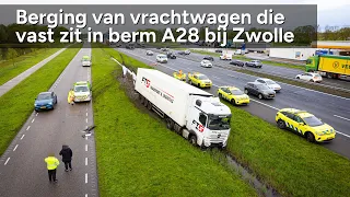Berging van vrachtwagen in de berm langs de A28 bij Zwolle - ©StefanVerkerk.nl