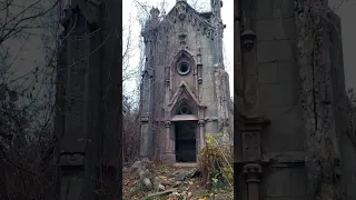 Старинный заброшенный склеп... в там...