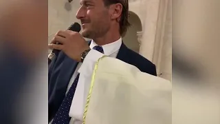 Totti 'interrogato' dal parroco al matrimonio della cognata: "Sono su scherzi a parte?"