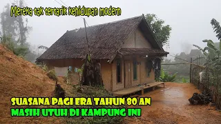 Suasana Pagi Di Era Tahun 80 an. Mereka Tidak Tertarik Dengan Kehidupan Modern.